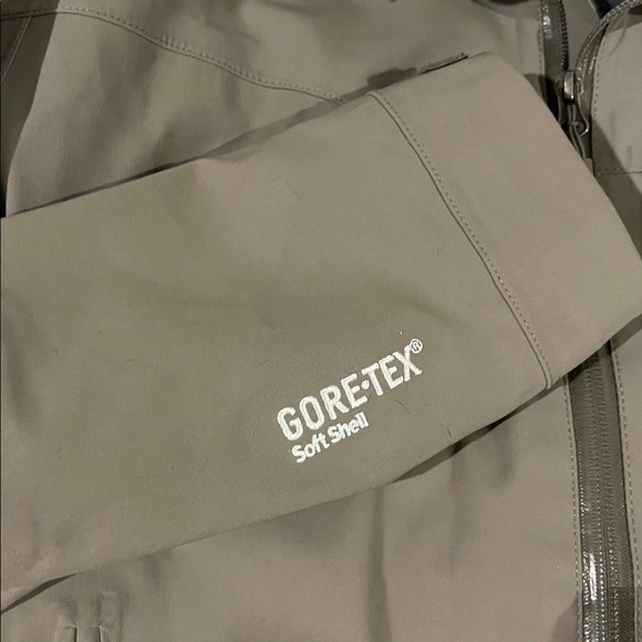 Women’s Cloudveil Sort Shell Ski Jacket. Size medium.  Worn once, like new. - Picture 4 of 6